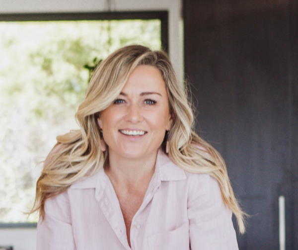 Elaine Harvey gently supporting a mum on a baby sleep consultation