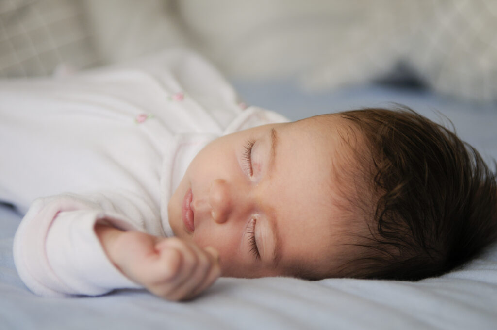  Peaceful baby sleep supported by the rouse to sleep method in a calm sleep environment